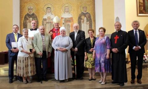 Dziesięć osób wyróżnionych medalem Servire Populo