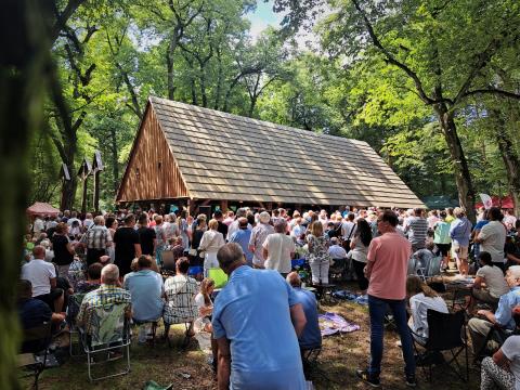 „Jesteśmy Magdalenkowi” – odpust św. Marii Magdaleny w leśnej kaplicy
