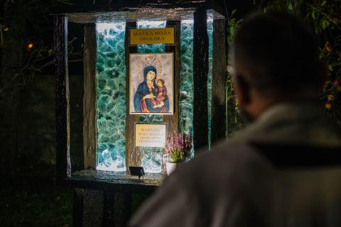 Zbrosławice: bp Waldemar Musioł poświęcił kapliczkę Matki Bożej Opolskiej
