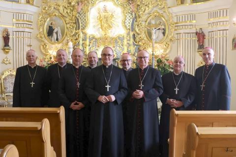 Biskupi metropolii górnośląskiej modlili się i obradowali w Kamieniu Śląskim