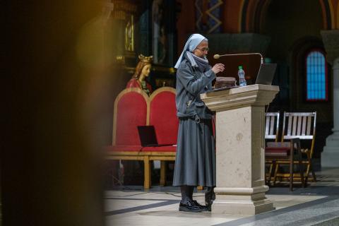 Przestań przejmować się sobą, zacznij Bogiem. S. dr hab. Joanna Nowińska o biblijnej świętości